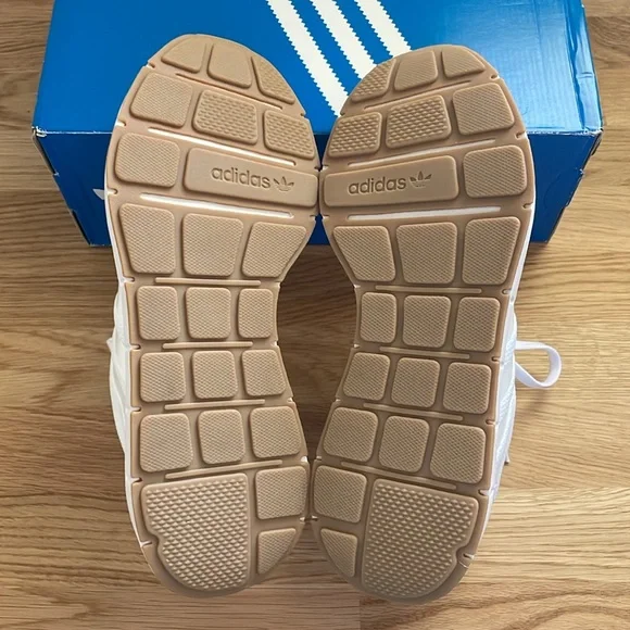 Adidas Swift Run US 8.5 - Picture 4 of 5